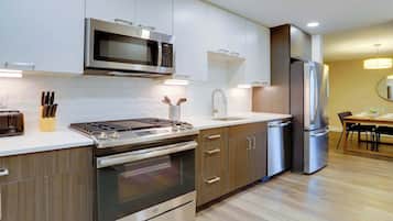 Lemari es, microwave, oven, dan kompor