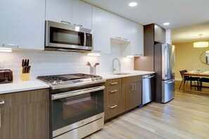 Frigorífico, microondas, horno y placa de cocina
