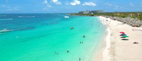 Plage à proximité, chaise longue, serviettes de plage