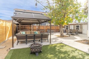 Outdoor dining - Rustic 3-Bedroom, 1.5-Bath Oasis by Downtown (Reno)