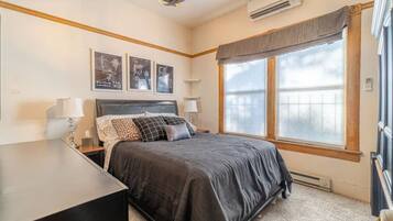 3 bedrooms, desk, iron/ironing board, travel crib