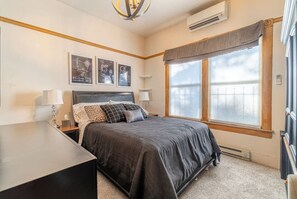 3 室のベッドルーム、デスク、アイロン / アイロン台、旅行用ベビーベッド