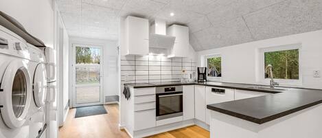 Kjøleskap, mikrobølgeovn, ovn og oppvaskmaskin