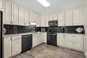 冰箱、微波炉、烤箱、炉灶