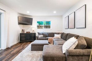 Smart TV, books - 120 - Relaxing Kirkland Haven (Kirkland)