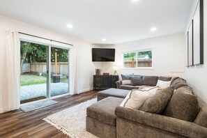 Smart TV, books - 120 - Relaxing Kirkland Haven (Kirkland)