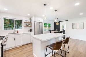 Refrigerador, microondas, horno, placa de cocina