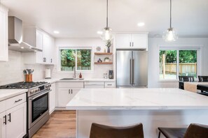 Fridge, microwave, oven, stovetop - 120 - Relaxing Kirkland Haven (Kirkland)