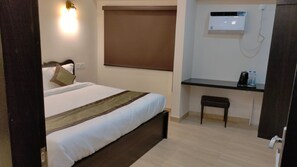 Desk, soundproofing, free WiFi, bed sheets