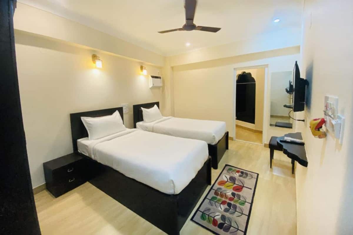Standard Double Room, City View | Desk, soundproofing, WiFi (free), bed sheets