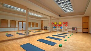 A spacious room with wooden flooring, large mirrors, and exercise mats arranged for yoga or stretching. - Marriott Kauai Lagoons - Kalanipu'u - Luxurious 2-Bedoom - Beachfront resort - Family Friendly (Lihue)
