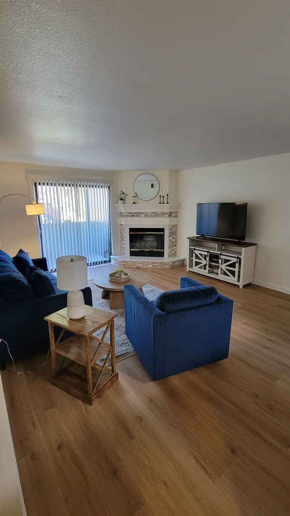 Smart TV, computer monitors