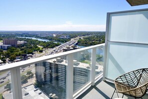 Property grounds - Luxury 1BR +Views+Rooftop Pool +Walk To Rainey St. (Austin)