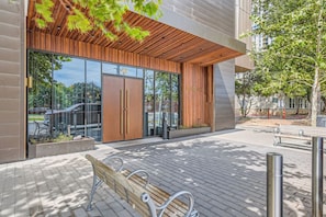 Exterior detail - Luxury 1BR +Views+Rooftop Pool +Walk To Rainey St. (Austin)