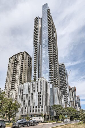 Exterior - Luxury 1BR +Views+Rooftop Pool +Walk To Rainey St. (Austin)