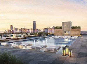Área de piscina no terraço, com espreguiçadeiras e lareira.