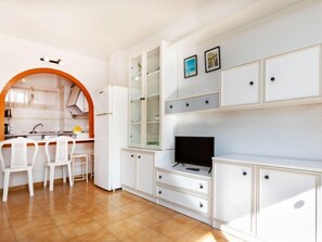 Fridge, microwave, cookware/dishes/utensils - Cordoba by Interhome (Salou)