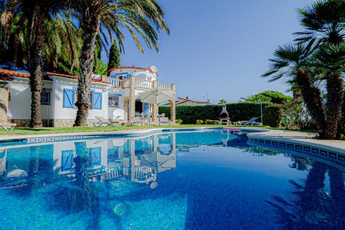 Club Villamar - Spanish and functional villa with a private pool, 4500 meters from the beach, loc...