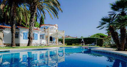 Club Villamar - Spanish and functional villa with a private pool, 4500 meters from the beach, loc...