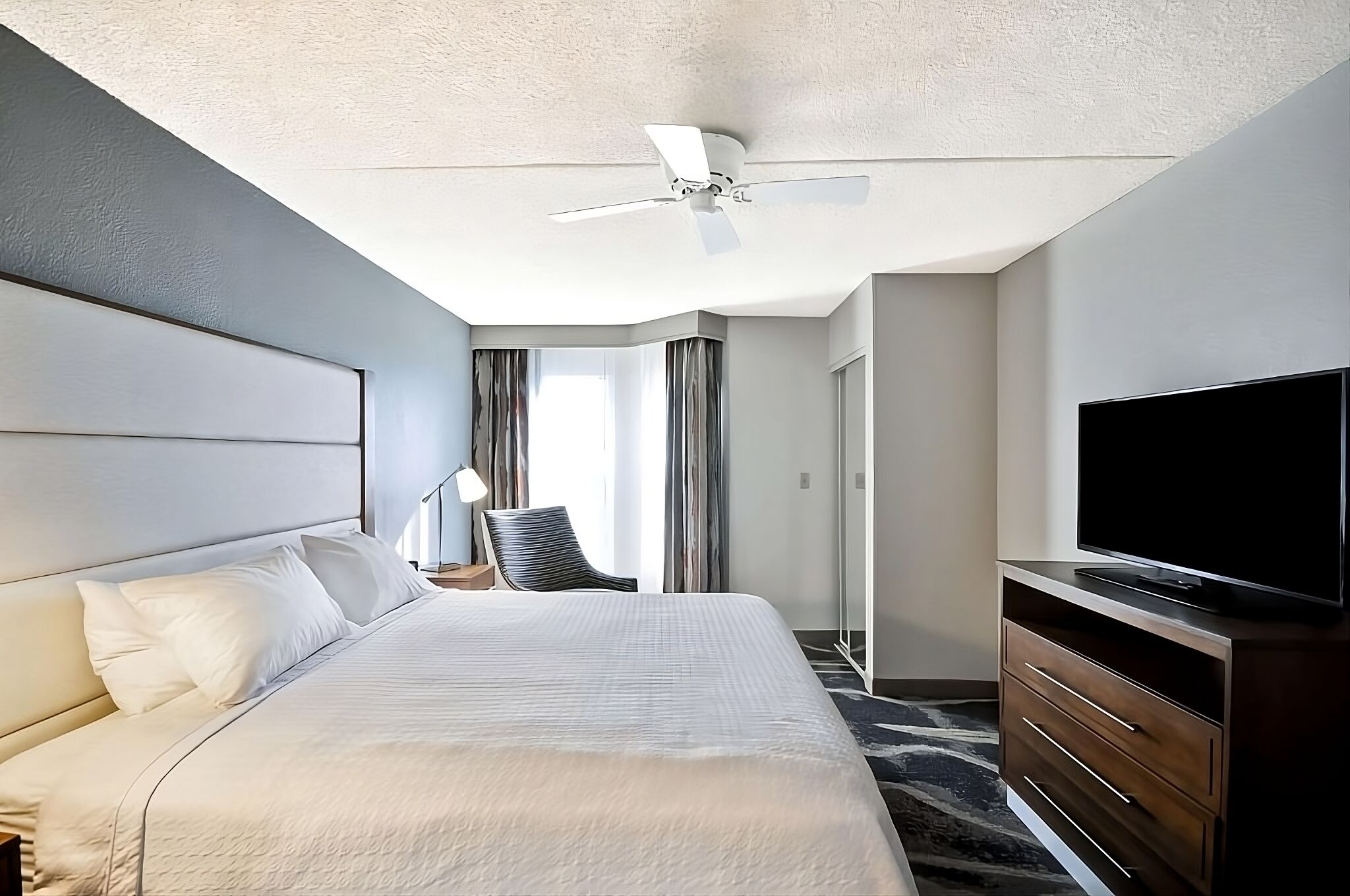 Relax and Recharge! Free Breakfast, Full Kitchen, Outdoor Pool, Pets Allowed!