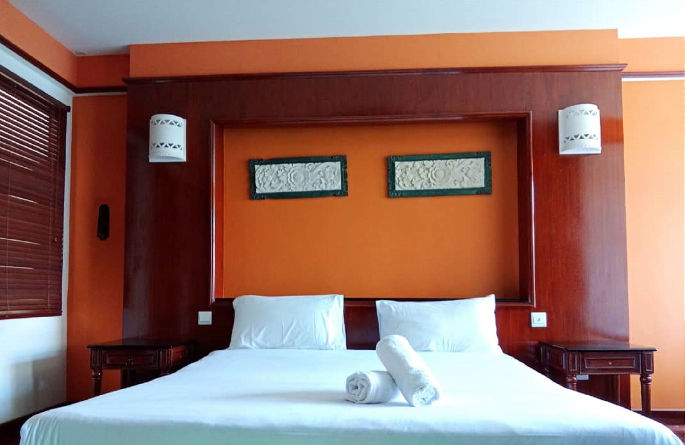 1 habitación, escritorio, tabla de planchar con plancha y ropa de cama 