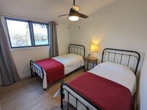 3 bedrooms, desk, iron/ironing board, travel crib - Stunning lakefront 4 season cottage in PEC (Prince Edward)