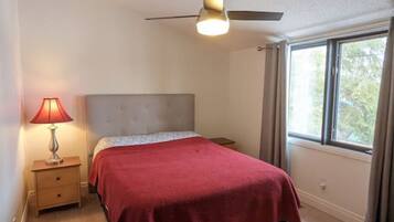 3 makuuhuonetta, työpöytä, silitysrauta/-lauta, ilmainen Wi-Fi