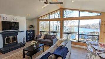 Televisión y chimenea