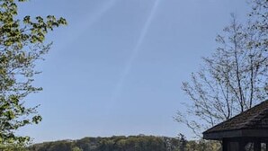 Un chalet au bord du lac, offrant une vue sur le lac et la végétation environnante.