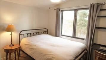 3 bedrooms, desk, iron/ironing board, free WiFi