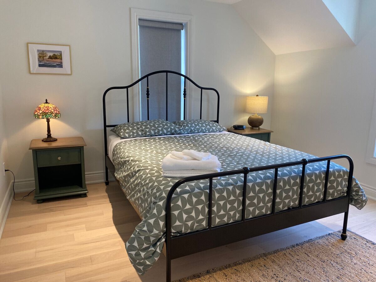 3 makuuhuonetta, työpöytä, silitysrauta/-lauta, vauvan matkasänky