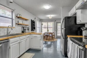 Fridge, microwave, oven, stovetop - Pet Friendly Modern Home near DTFW, Arlington, HEB, and Dallas (Fort Worth)