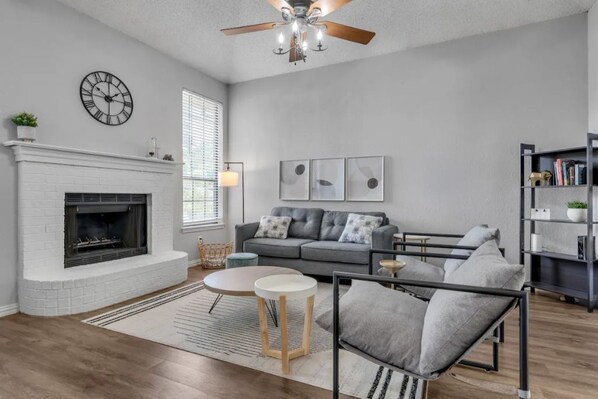 Televisor intel·ligent, llar de foc, videojocs i llibres 