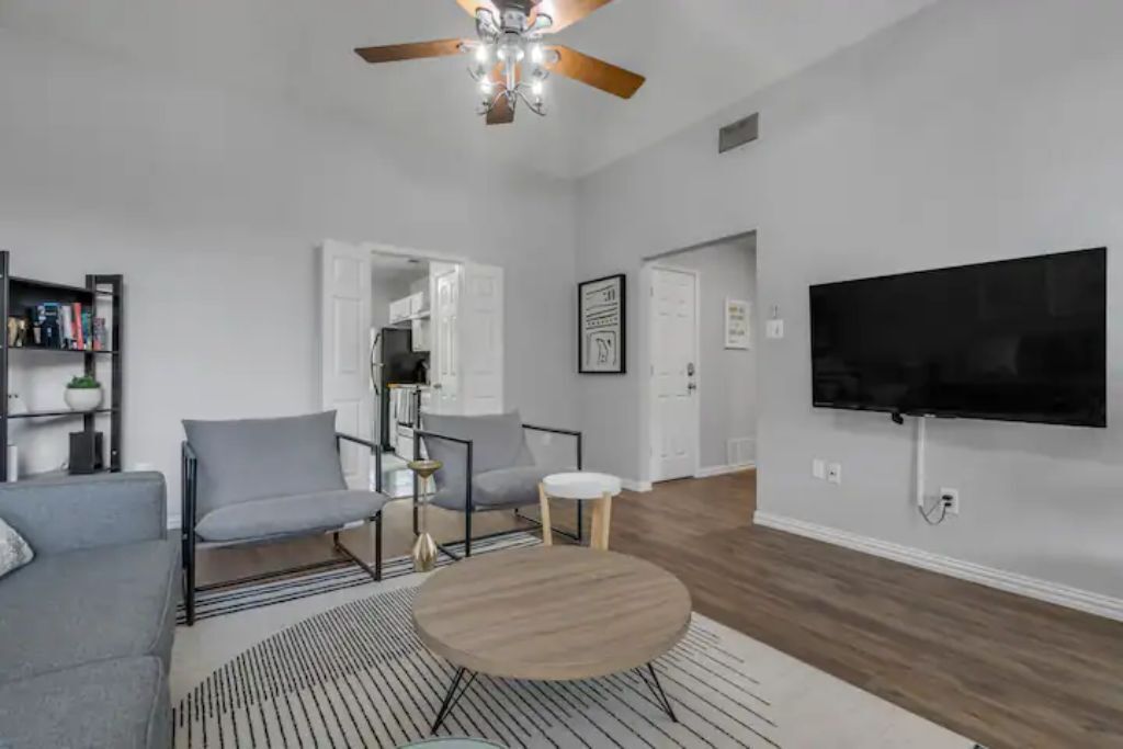 Smart-TV, Kamin, Videospiele, Bücher