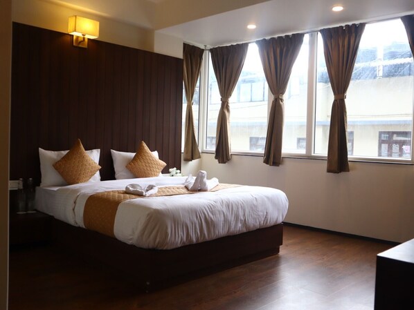 プレミアム スタジオ | デスク、ノートパソコン用作業スペース、WiFi (無料)、ベッドシーツ