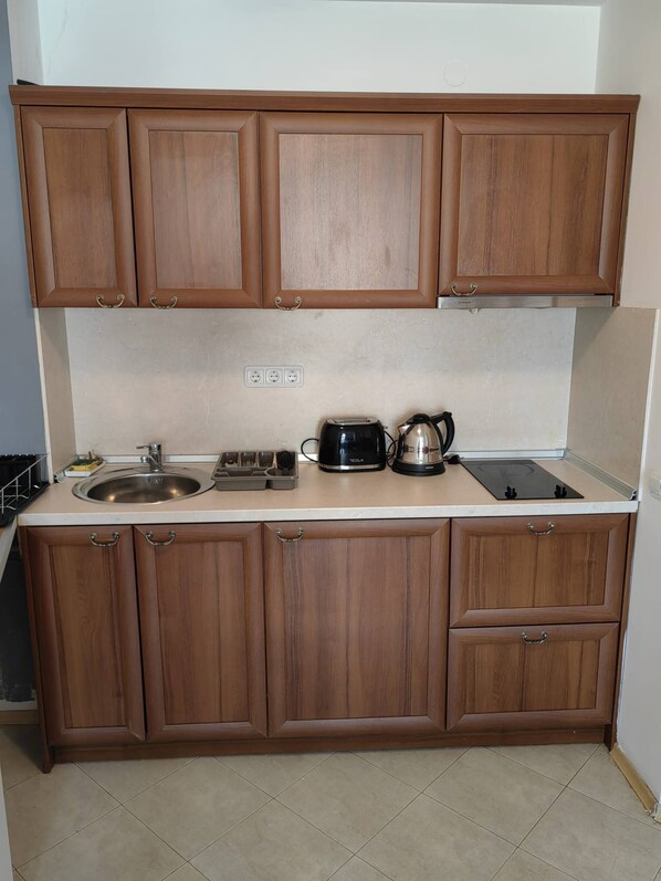 Kjøleskap, mikrobølgeovn, kokeplater og brødrister