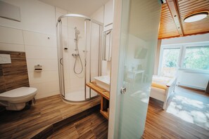 Classic Double Room, Non Smoking, Garden Area | Bathroom - Hotel Leo (Steyr)