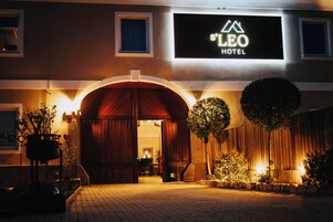 住宿正面 - 傍晚/夜晚