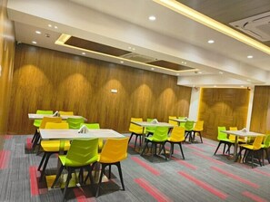 Bữa sáng buffet hàng ngày (500 INR/mỗi người) 