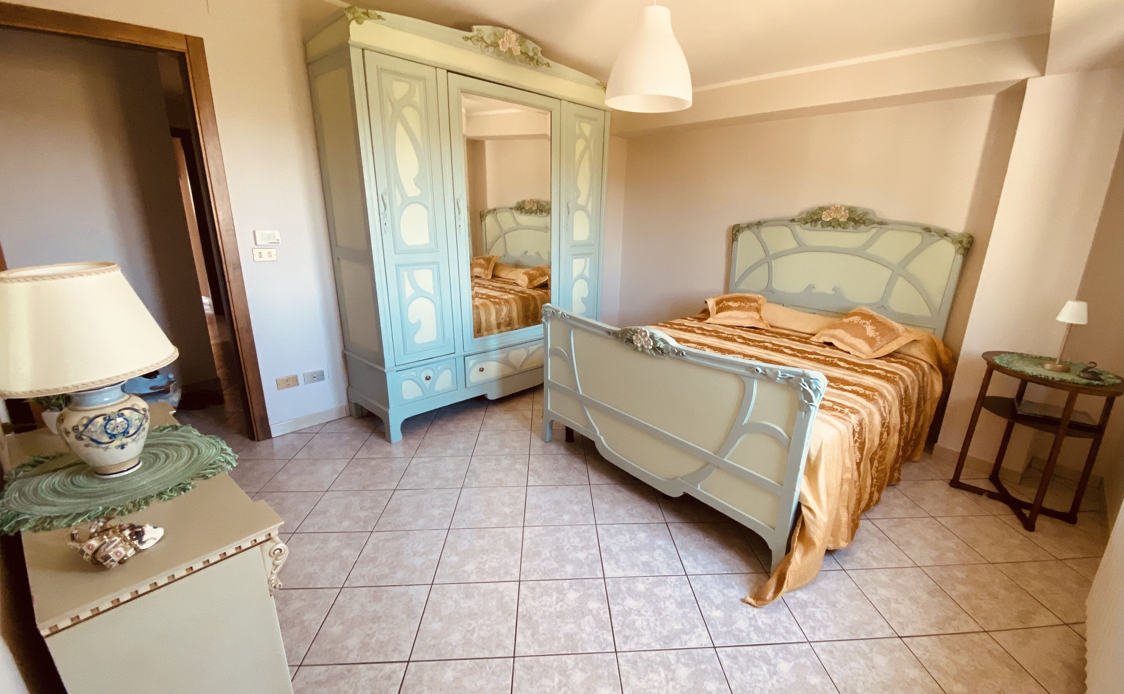 2 間睡房、房內夾萬、書桌、熨斗/熨衫板