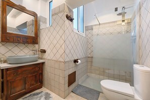 Dusche, Haartrockner, Handtücher