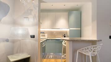 Frigorifero, microonde, forno, piano cottura