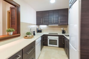 Frigorifero, forno, piano cottura, lavastoviglie