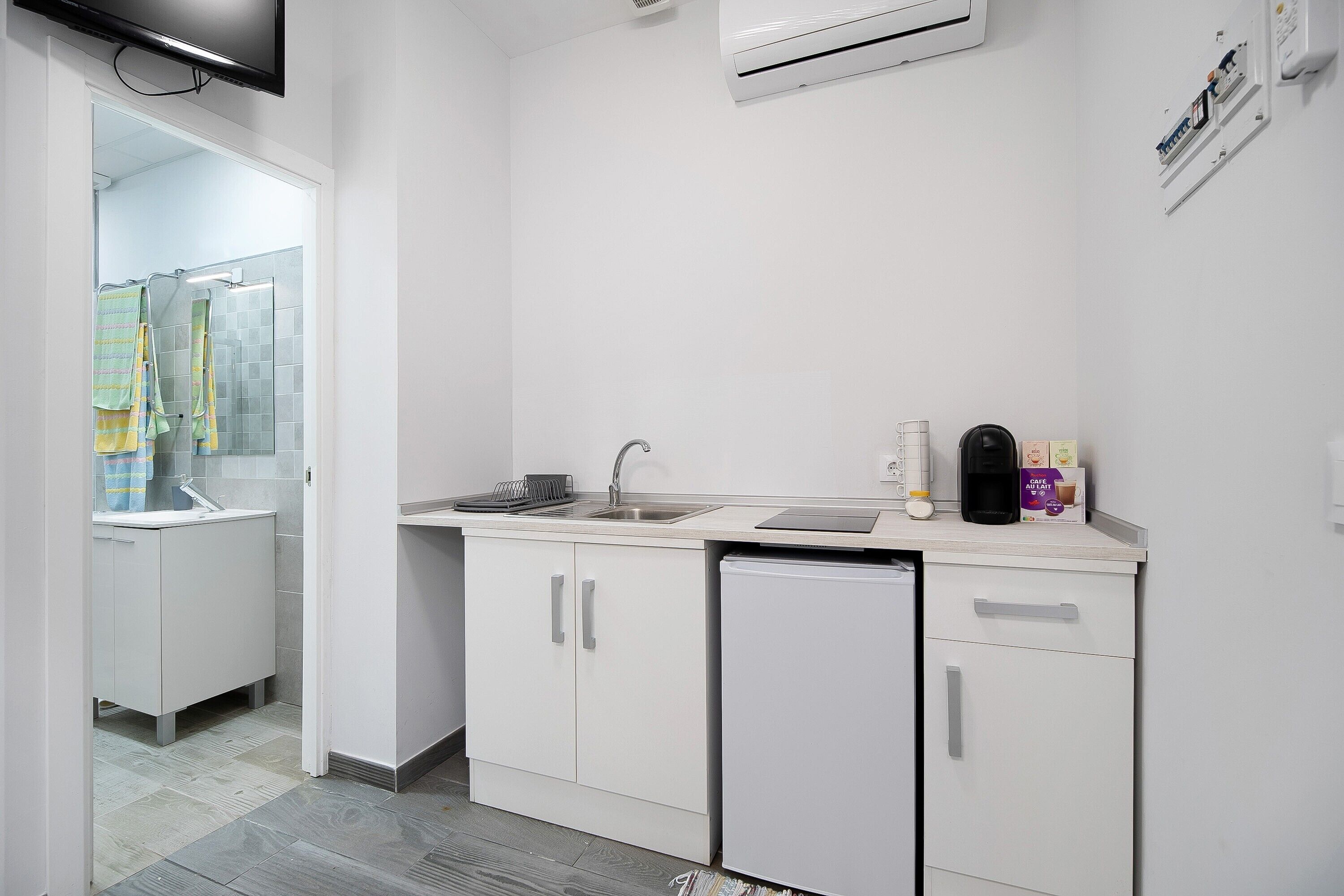 Réfrigérateur, micro-ondes, plaque de cuisson, cafetière/bouilloire