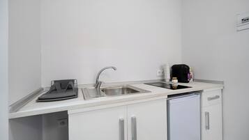 Een koelkast, een microgolfoven, een kookplaat