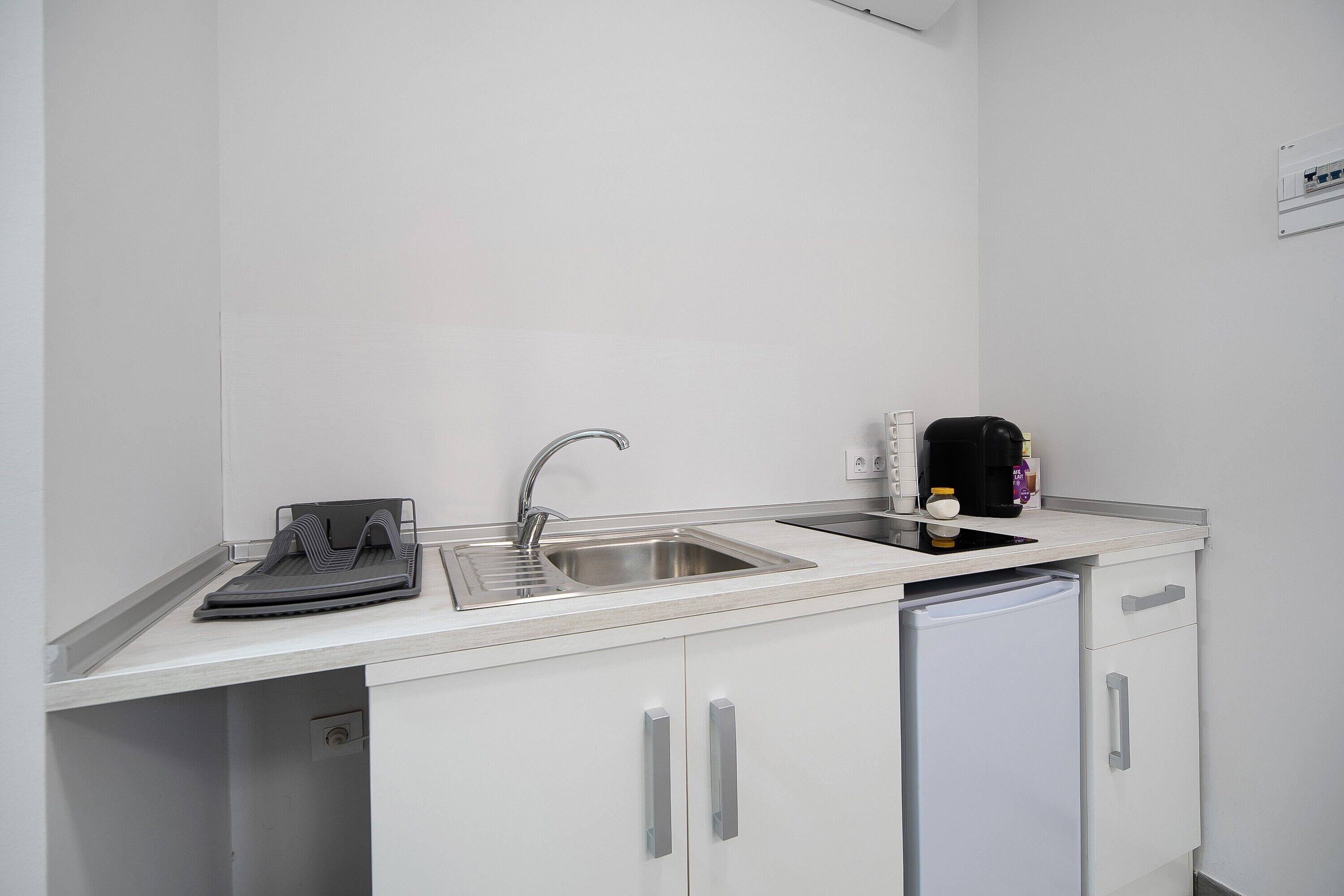 Réfrigérateur, micro-ondes, plaque de cuisson, cafetière/bouilloire