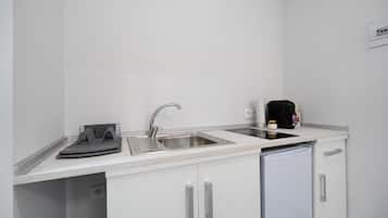 Een koelkast, een magnetron, een kookplaat