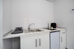 Refrigerador, microondas, parrilla de estufa y cafetera y tetera 