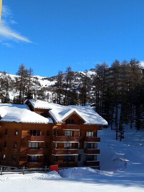 Exterior - Apartment 'Vars' with Mountain View, Shared Pool and Balcony (Vars)