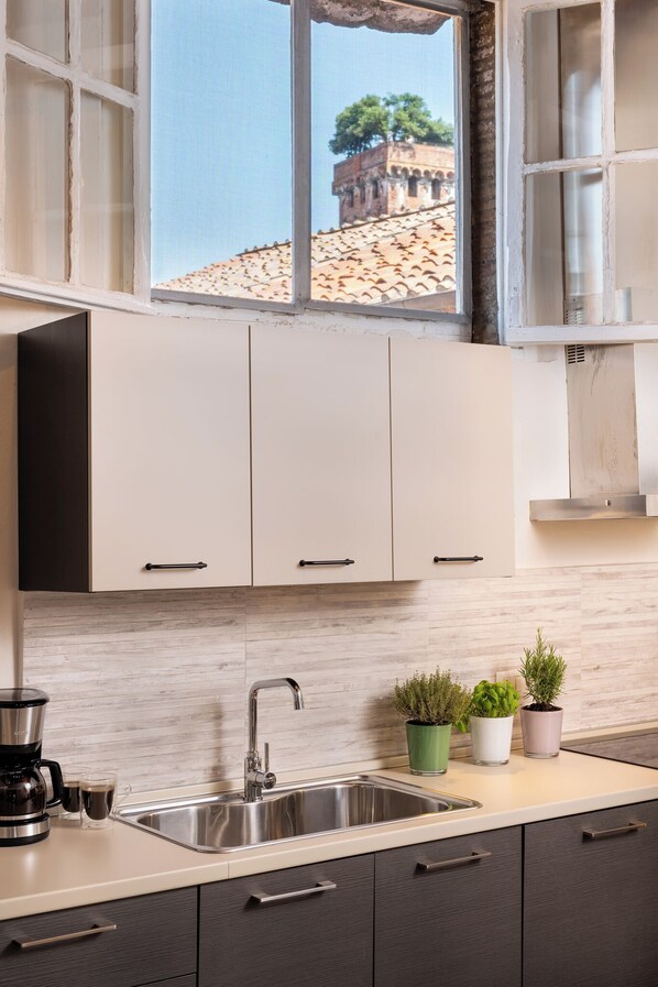 Jääkaappi, mikroaaltouuni, uuni, liesi